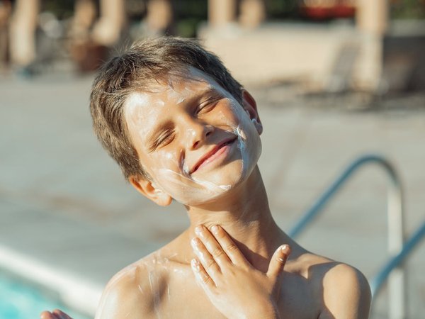 Quels sont les soins indispensables pour protéger la peau du chlore de la piscine?