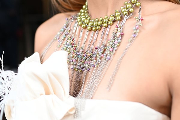 Quels conseils pour porter des bijoux en émail sans paraître trop colorée?