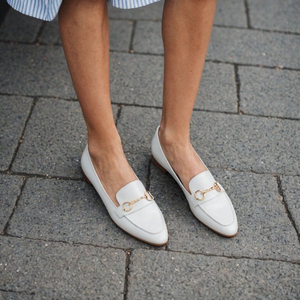 Quels types de chaussures plates sont les plus adaptés pour une tenue de bureau en été?