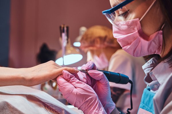 Apprenez les secrets du métier de prothésiste ongulaire